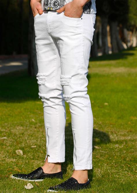 Beyaz dizi yırtık pantolon
